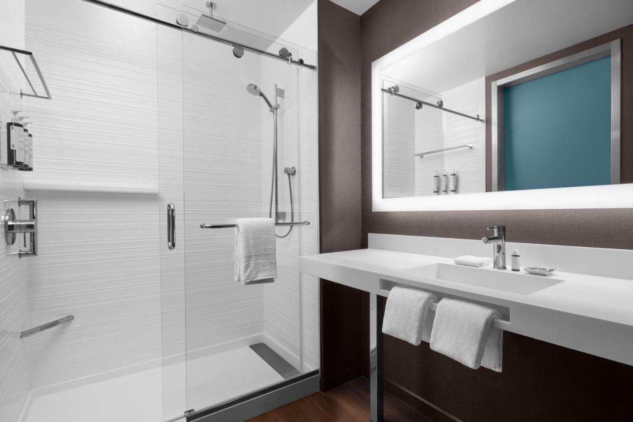 Ac Hotel By Marriott Vancouver Waterfront Екстер'єр фото