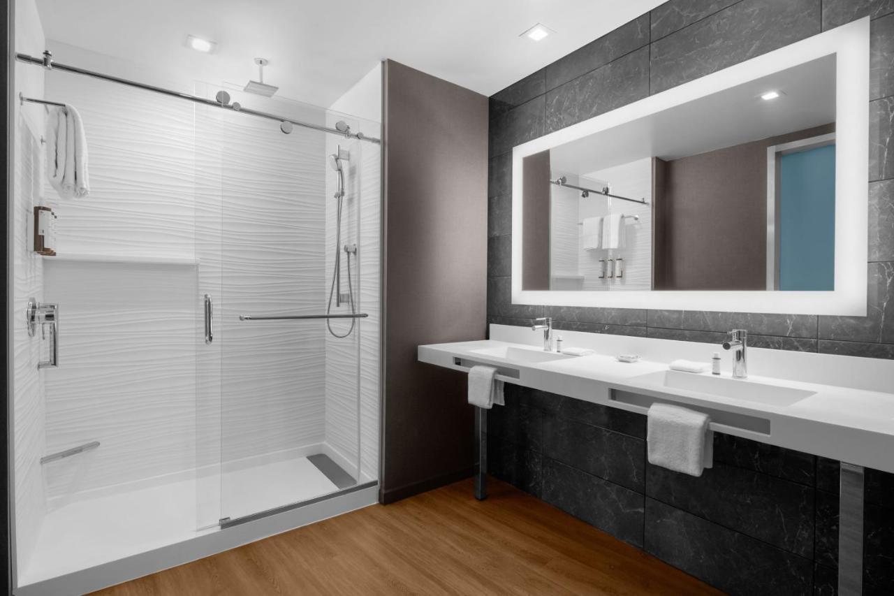 Ac Hotel By Marriott Vancouver Waterfront Екстер'єр фото