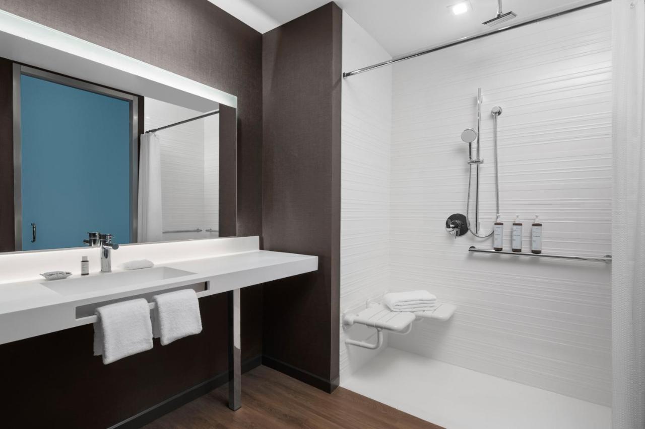 Ac Hotel By Marriott Vancouver Waterfront Екстер'єр фото